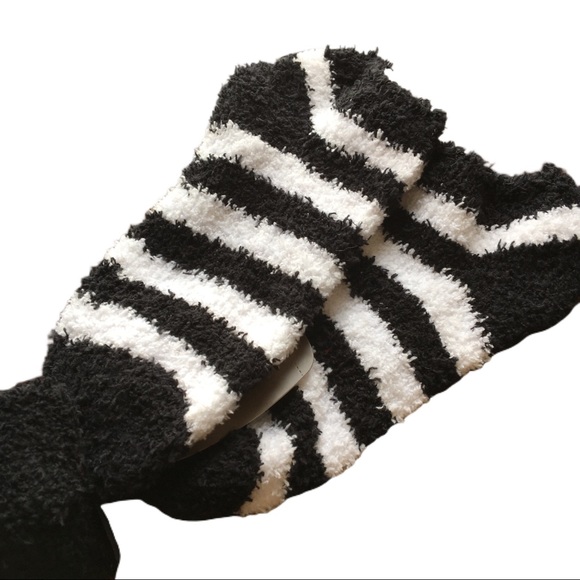 Secret Treasures | Fuzzy Black/White Sock Set - Picture 5 of 6